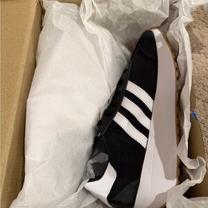 “New”Adidas Black and White Classic Sneakers size7 Retail $140